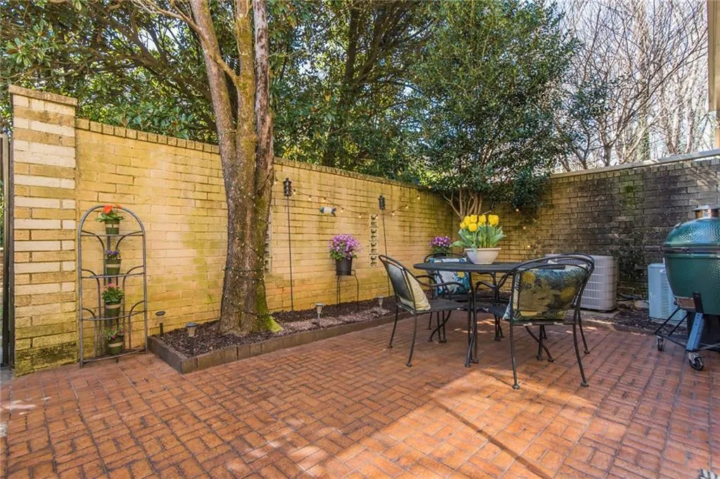 5400 Roswell Road Unit E4, Atlanta, Georgia 30342, 2 Bedrooms Bedrooms, ,1 BathroomBathrooms,Residential,Sold,5400 Roswell Road Unit E4,6517788