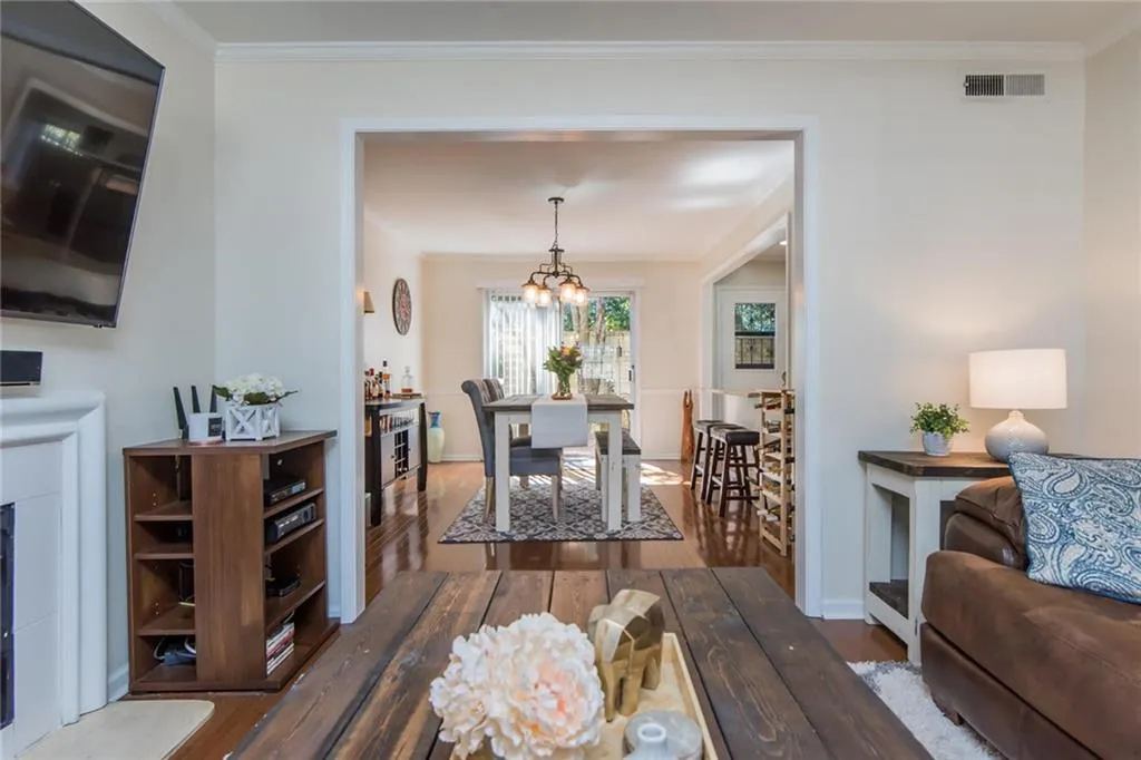 5400 Roswell Road Unit E4, Atlanta, Georgia 30342, 2 Bedrooms Bedrooms, ,1 BathroomBathrooms,Residential,Sold,5400 Roswell Road Unit E4,6517788