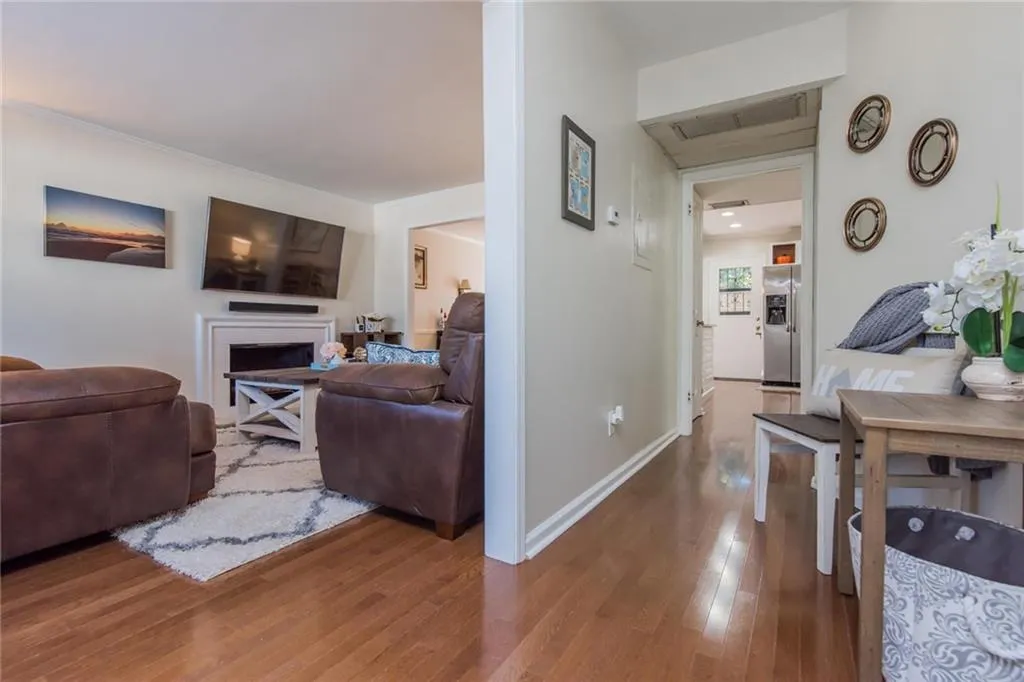 5400 Roswell Road Unit E4, Atlanta, Georgia 30342, 2 Bedrooms Bedrooms, ,1 BathroomBathrooms,Residential,Sold,5400 Roswell Road Unit E4,6517788