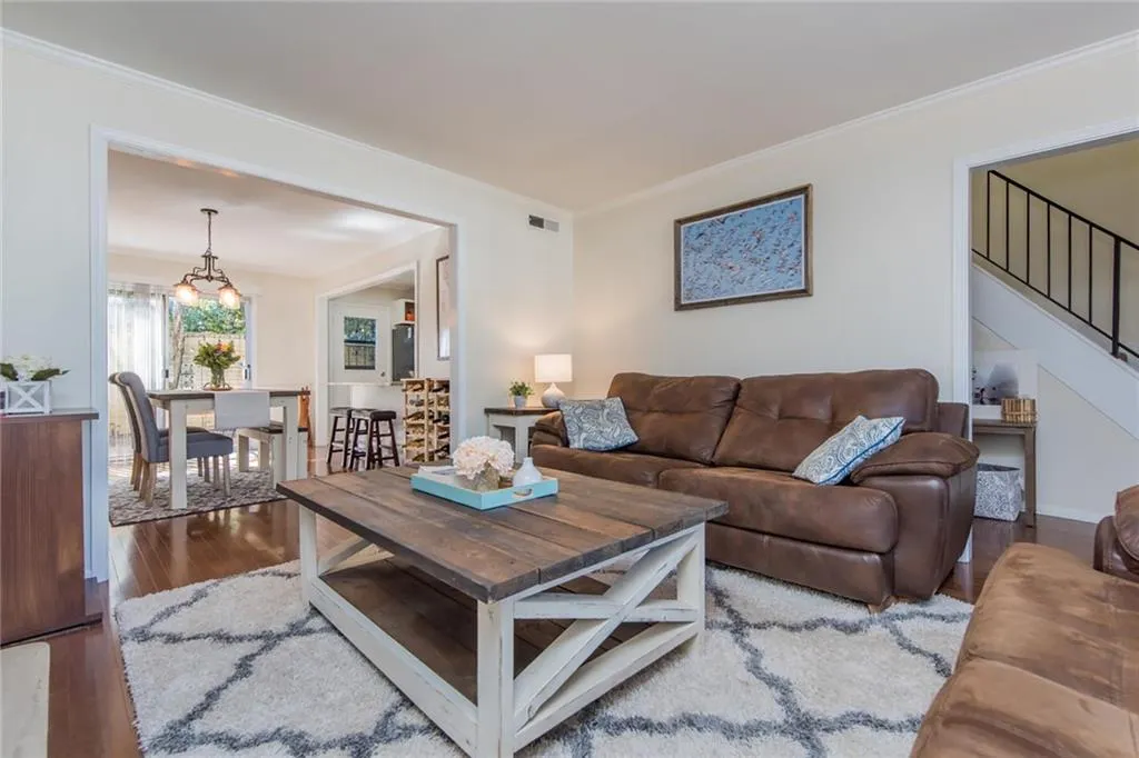 5400 Roswell Road Unit E4, Atlanta, Georgia 30342, 2 Bedrooms Bedrooms, ,1 BathroomBathrooms,Residential,Sold,5400 Roswell Road Unit E4,6517788