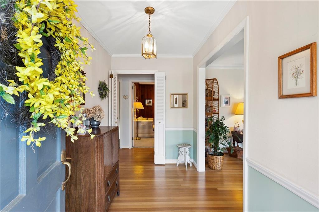 Entryway with crown molding and dark hardwood / wood-style floors Entryway with crown molding and dark hardwood / wood-style floors