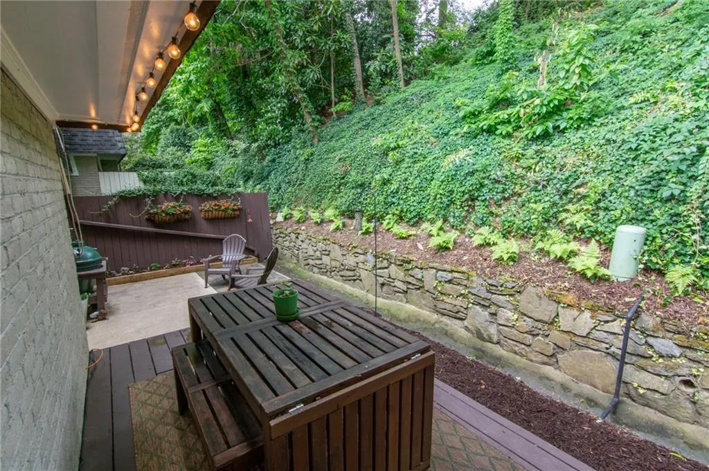 5210 Chemin De Vie, Atlanta, Georgia 30342, 2 Bedrooms Bedrooms, ,2 BathroomsBathrooms,Residential,Sold,5210 Chemin De Vie,6748858