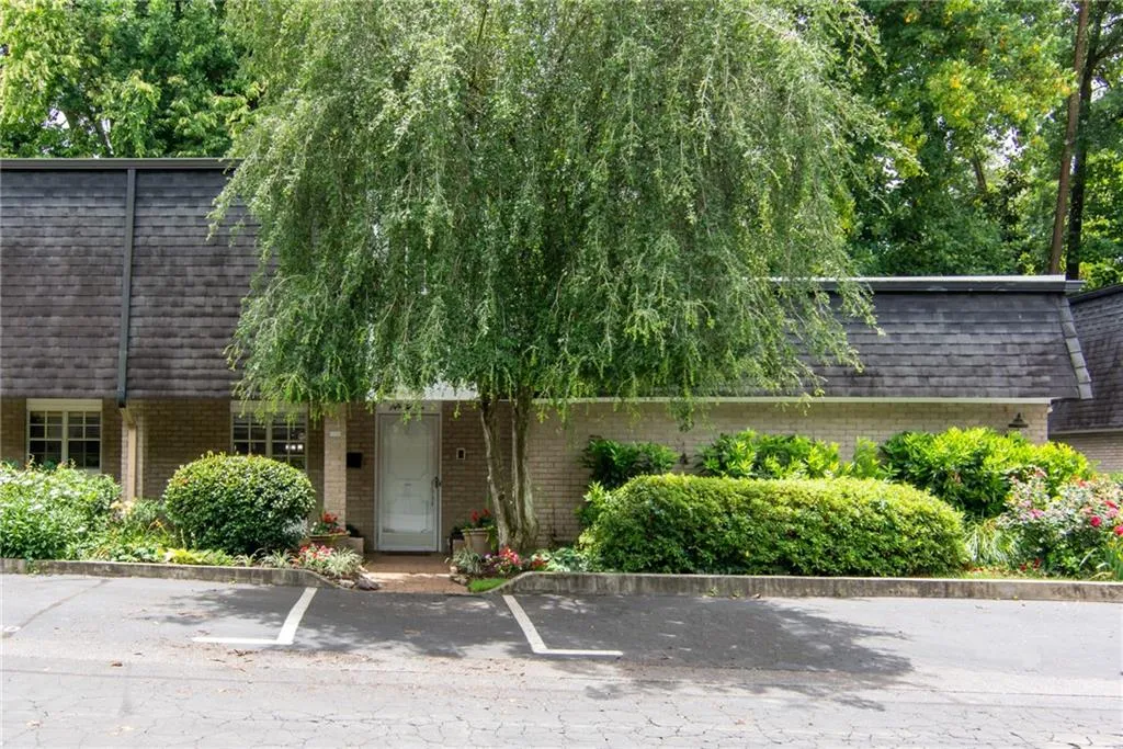 5210 Chemin De Vie, Atlanta, Georgia 30342, 2 Bedrooms Bedrooms, ,2 BathroomsBathrooms,Residential,Sold,5210 Chemin De Vie,6748858