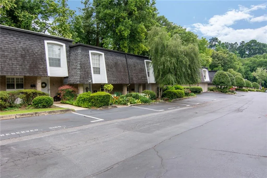 5210 Chemin De Vie, Atlanta, Georgia 30342, 2 Bedrooms Bedrooms, ,2 BathroomsBathrooms,Residential,Sold,5210 Chemin De Vie,6748858
