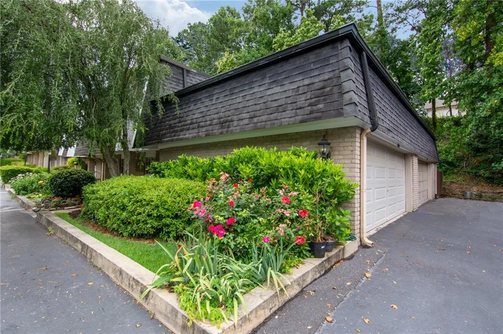 5210 Chemin De Vie, Atlanta, Georgia 30342, 2 Bedrooms Bedrooms, ,2 BathroomsBathrooms,Residential,Sold,5210 Chemin De Vie,6748858