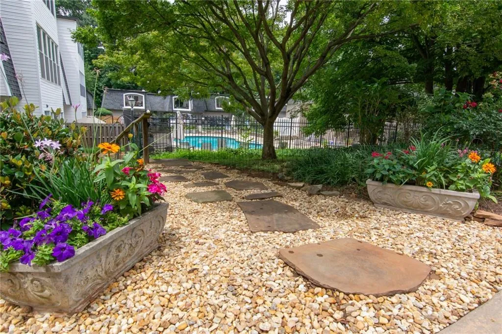 5210 Chemin De Vie, Atlanta, Georgia 30342, 2 Bedrooms Bedrooms, ,2 BathroomsBathrooms,Residential,Sold,5210 Chemin De Vie,6748858
