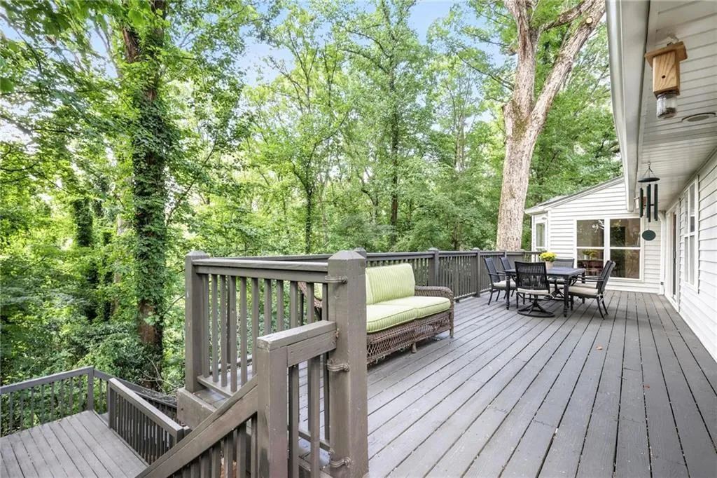 Deck with outdoor dining area