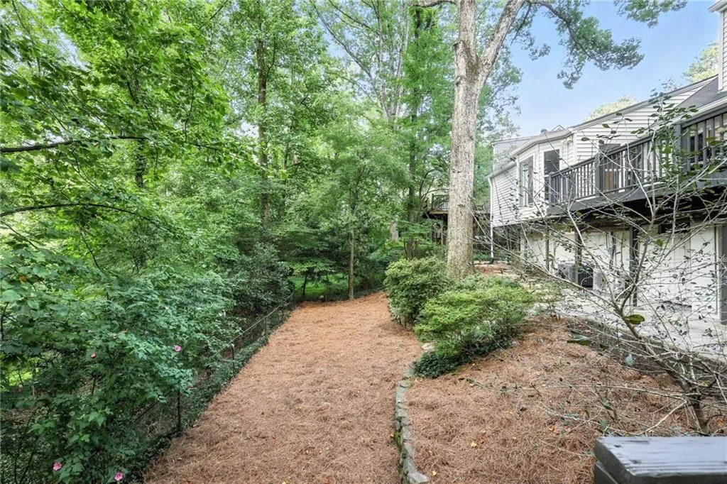 Deck with outdoor dining area