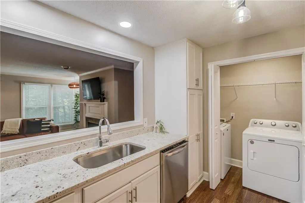 1000 Camden Court, Atlanta, Georgia 30327, 2 Bedrooms Bedrooms, ,2 BathroomsBathrooms,Residential,Sold,1000 Camden Court,6926377