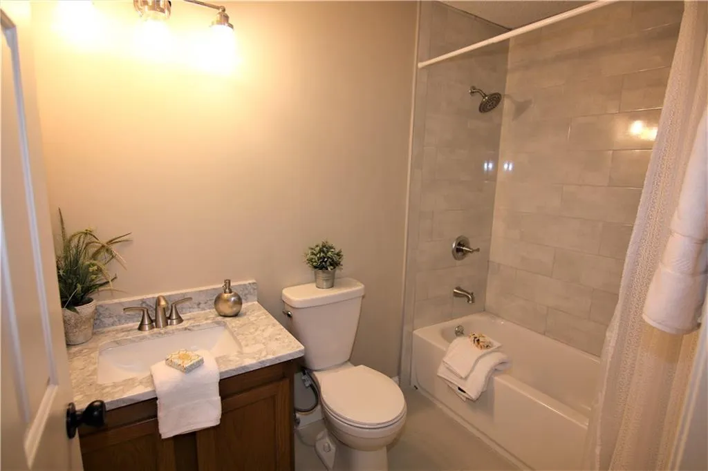 610 Barrington Hills Drive Unit 610, Atlanta, Georgia 30350, 2 Bedrooms Bedrooms, ,2 BathroomsBathrooms,Residential,Sold,610 Barrington Hills Drive Unit 610,5919387