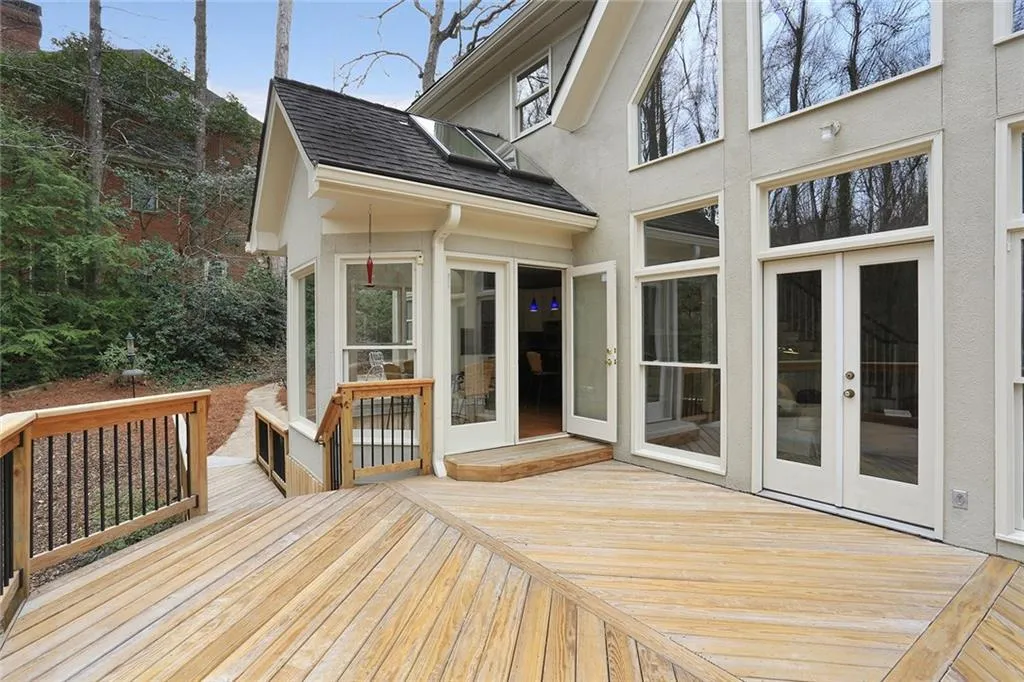 8185 Grogans Ferry Road, Sandy Springs, Georgia 30350, 4 Bedrooms Bedrooms, ,3 BathroomsBathrooms,Residential,Sold,8185 Grogans Ferry Road,5813270