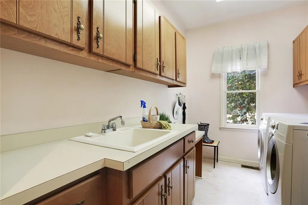 8185 Grogans Ferry Road, Sandy Springs, Georgia 30350, 4 Bedrooms Bedrooms, ,3 BathroomsBathrooms,Residential,Sold,8185 Grogans Ferry Road,5813270