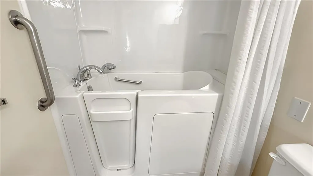 475 Mount Vernon Highway Ne Unit 212b, Atlanta, Georgia 30328, 1 Bedroom Bedrooms, ,1 BathroomBathrooms,Residential,For Sale,475 Mount Vernon Highway Ne Unit 212b,7732829