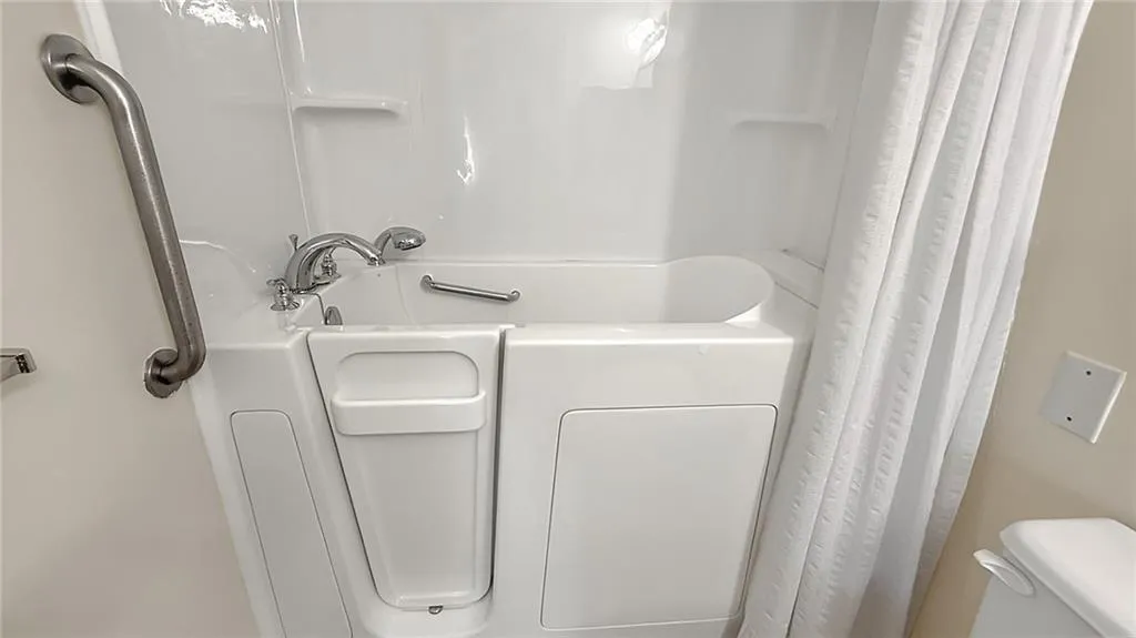 Walk-in tub
