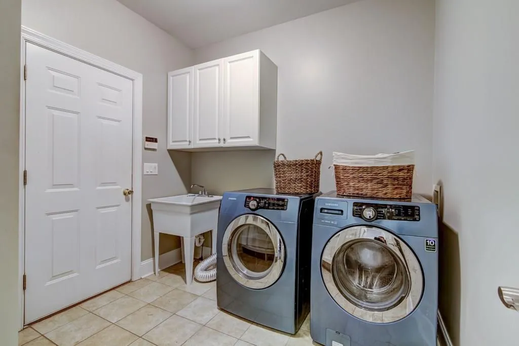 750 Spalding Heights Drive, Sandy Springs, Georgia 30350, 4 Bedrooms Bedrooms, ,3 BathroomsBathrooms,Residential,Sold,750 Spalding Heights Drive,6006416