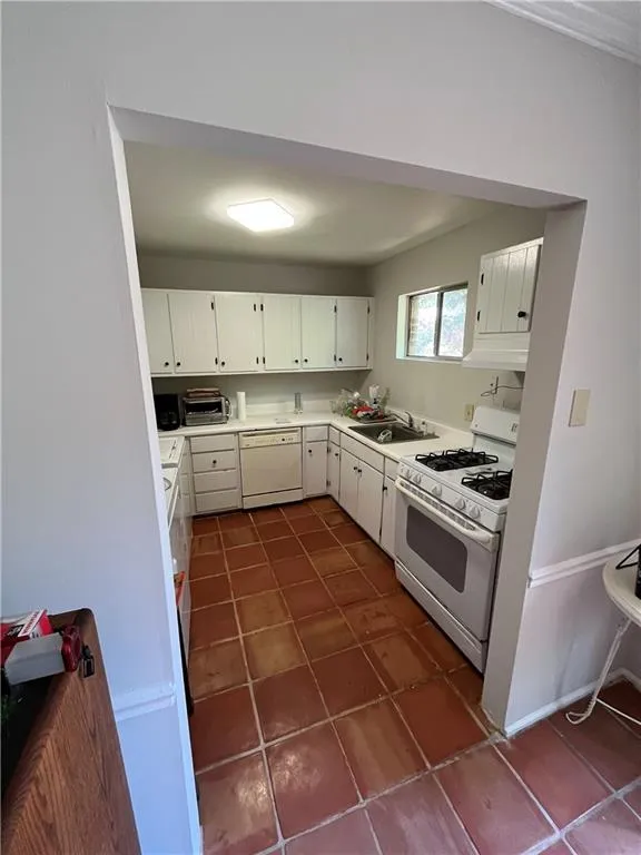 5558 Kingsport Drive Unit 26, Atlanta, Georgia 30342, 3 Bedrooms Bedrooms, ,2 BathroomsBathrooms,Residential,Sold,5558 Kingsport Drive Unit 26,7043121