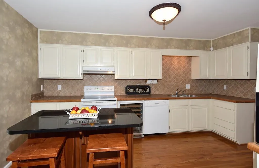 38 Huntington Place Drive, Sandy Springs, Georgia 30350, 3 Bedrooms Bedrooms, ,2 BathroomsBathrooms,Residential,Sold,38 Huntington Place Drive,5593500