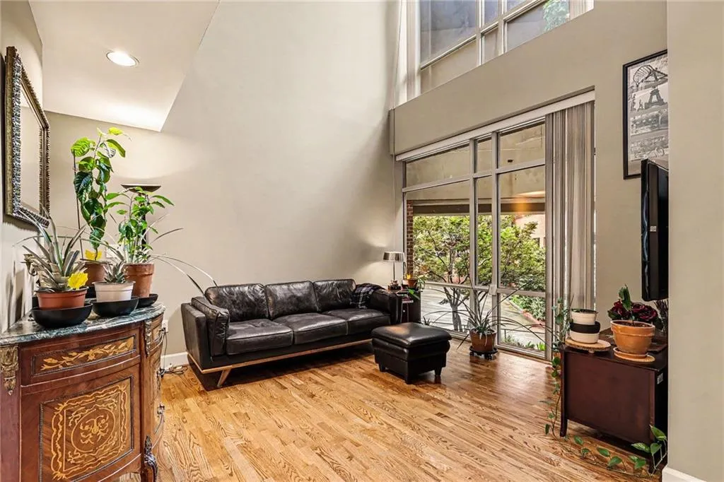 2626 Peachtree Road Nw Unit 205, Atlanta, Georgia 30305, 2 Bedrooms Bedrooms, 0 ,2 BathroomsBathrooms,Residential,For Sale,2626 Peachtree Road Nw Unit 205,7782966