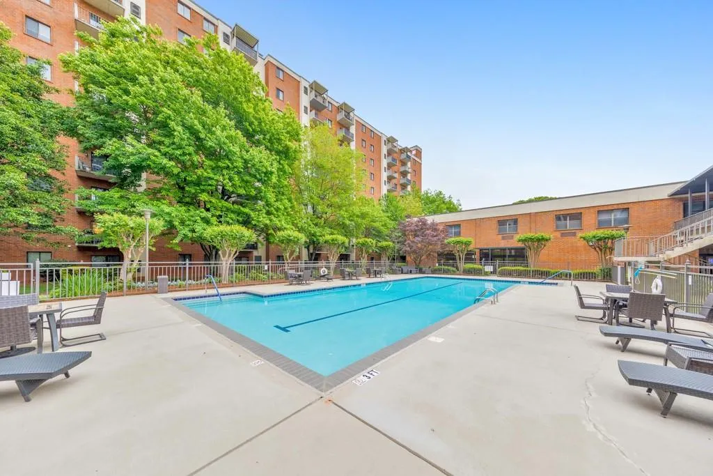 Enjoy summer by the pool!