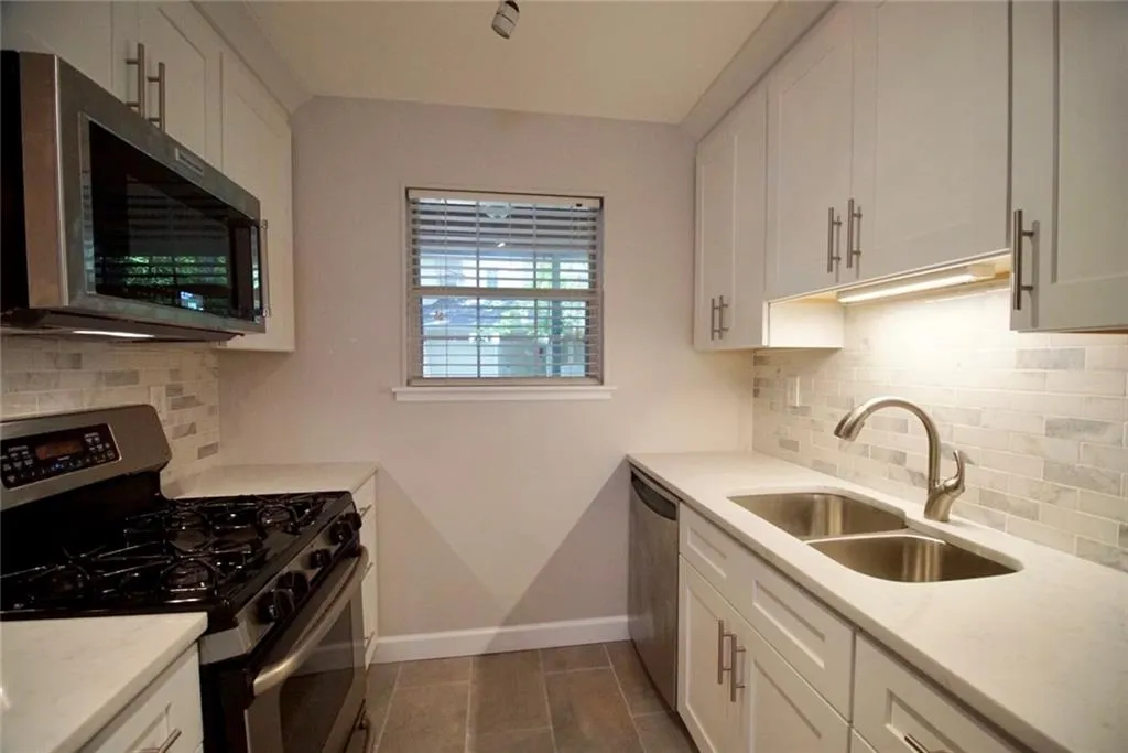 6820 Glenridge Drive Unit C, Atlanta, Georgia 30328, 2 Bedrooms Bedrooms, ,1 BathroomBathrooms,Residential,Sold,6820 Glenridge Drive Unit C,6056549