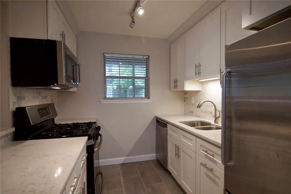 6820 Glenridge Drive Unit C, Atlanta, Georgia 30328, 2 Bedrooms Bedrooms, ,1 BathroomBathrooms,Residential,Sold,6820 Glenridge Drive Unit C,6056549