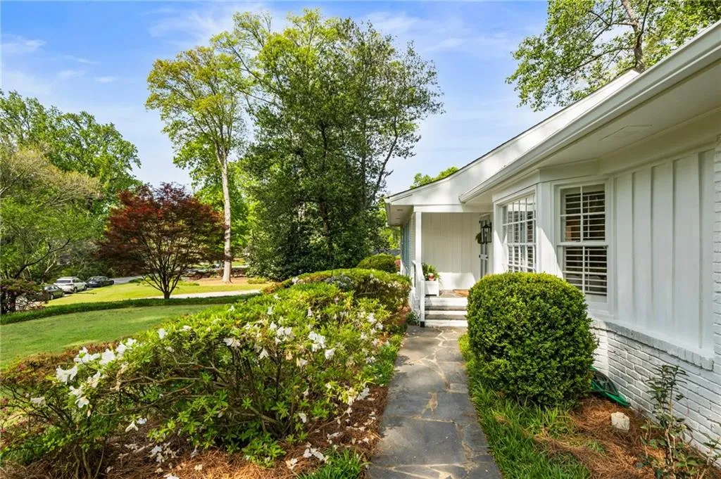 568 Timberland Drive, Atlanta, Georgia 30342, 4 Bedrooms Bedrooms, ,3 BathroomsBathrooms,Residential,Sold,568 Timberland Drive,7560569