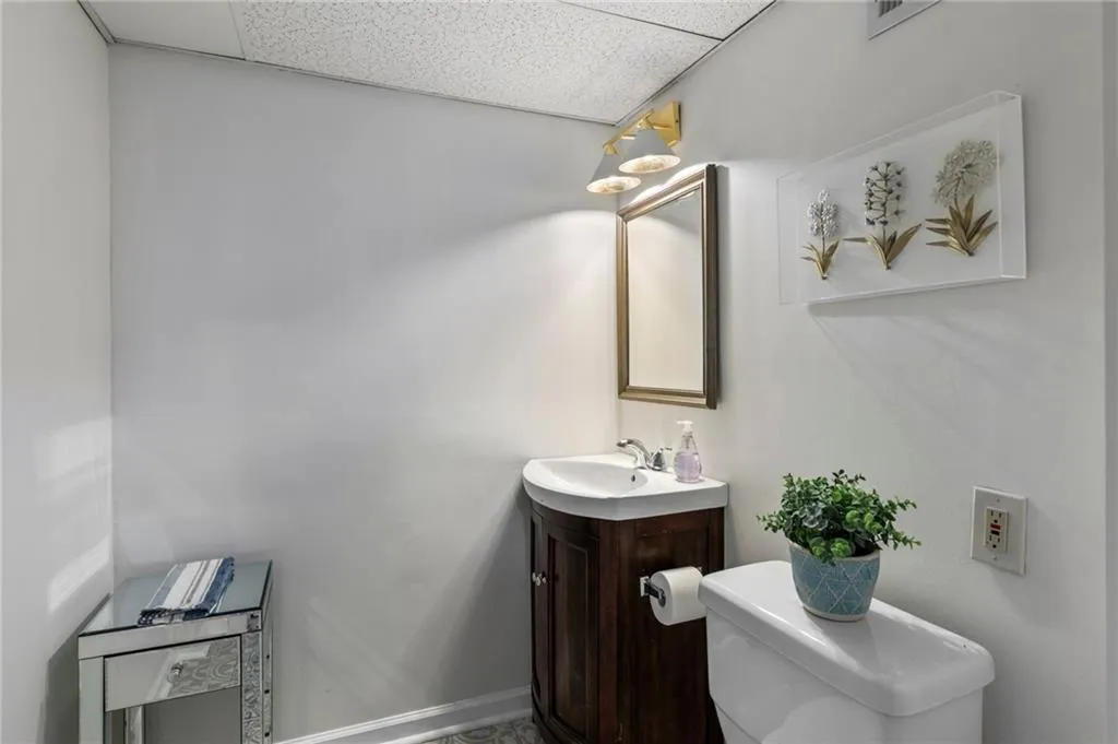 568 Timberland Drive, Atlanta, Georgia 30342, 4 Bedrooms Bedrooms, ,3 BathroomsBathrooms,Residential,Sold,568 Timberland Drive,7560569