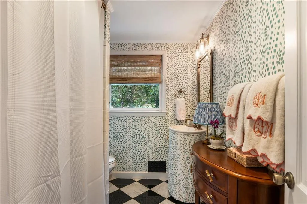 568 Timberland Drive, Atlanta, Georgia 30342, 4 Bedrooms Bedrooms, ,3 BathroomsBathrooms,Residential,Sold,568 Timberland Drive,7560569