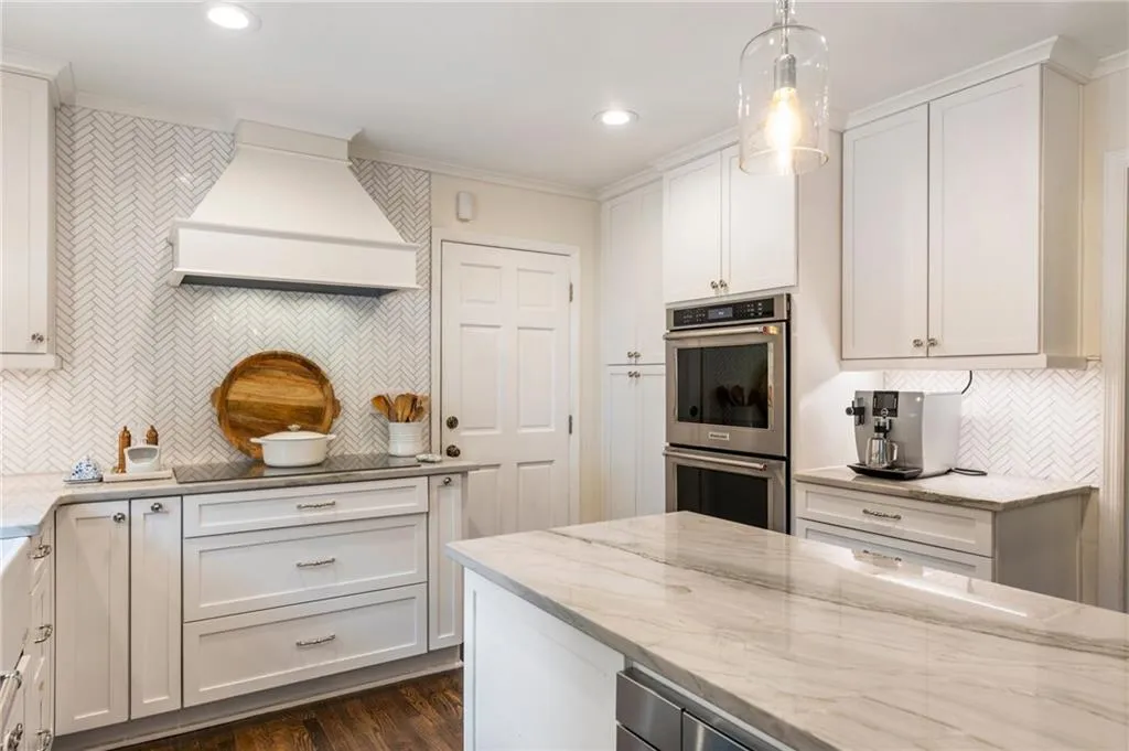 568 Timberland Drive, Atlanta, Georgia 30342, 4 Bedrooms Bedrooms, ,3 BathroomsBathrooms,Residential,Sold,568 Timberland Drive,7560569