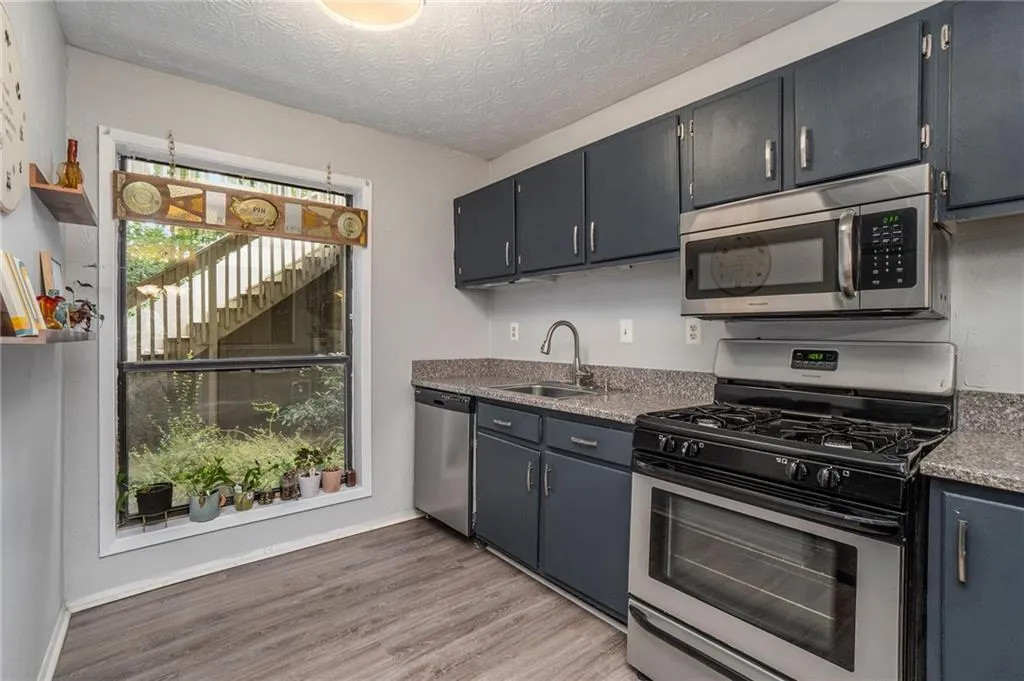 210 Woodcliff Drive, Sandy Springs, Georgia 30350, 2 Bedrooms Bedrooms, ,2 BathroomsBathrooms,Residential,Sold,210 Woodcliff Drive,7103268