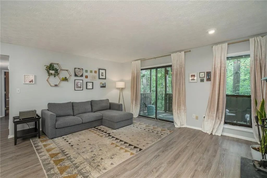 210 Woodcliff Drive, Sandy Springs, Georgia 30350, 2 Bedrooms Bedrooms, ,2 BathroomsBathrooms,Residential,Sold,210 Woodcliff Drive,7103268