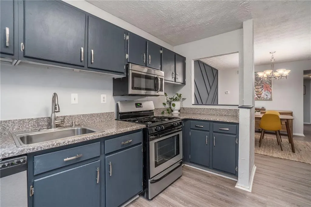 210 Woodcliff Drive, Sandy Springs, Georgia 30350, 2 Bedrooms Bedrooms, ,2 BathroomsBathrooms,Residential,Sold,210 Woodcliff Drive,7103268