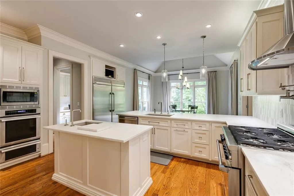 1575 Spalding Drive, Sandy Springs, Georgia 30350, 6 Bedrooms Bedrooms, ,5 BathroomsBathrooms,Residential,Sold,1575 Spalding Drive,7569214