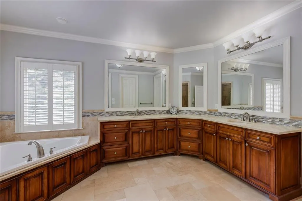 1575 Spalding Drive, Sandy Springs, Georgia 30350, 6 Bedrooms Bedrooms, ,5 BathroomsBathrooms,Residential,Sold,1575 Spalding Drive,7569214