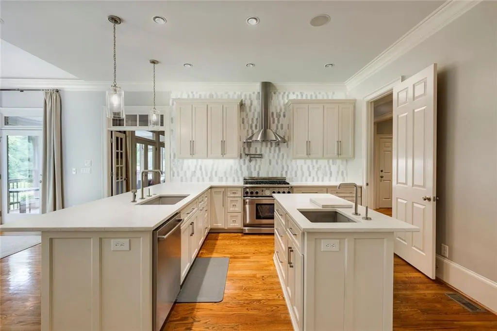 1575 Spalding Drive, Sandy Springs, Georgia 30350, 6 Bedrooms Bedrooms, ,5 BathroomsBathrooms,Residential,Sold,1575 Spalding Drive,7569214