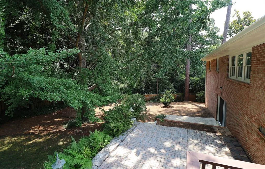 675 Edgewater Trail, Sandy Springs, Georgia 30328, 4 Bedrooms Bedrooms, ,3 BathroomsBathrooms,Residential,Sold,675 Edgewater Trail,6921682