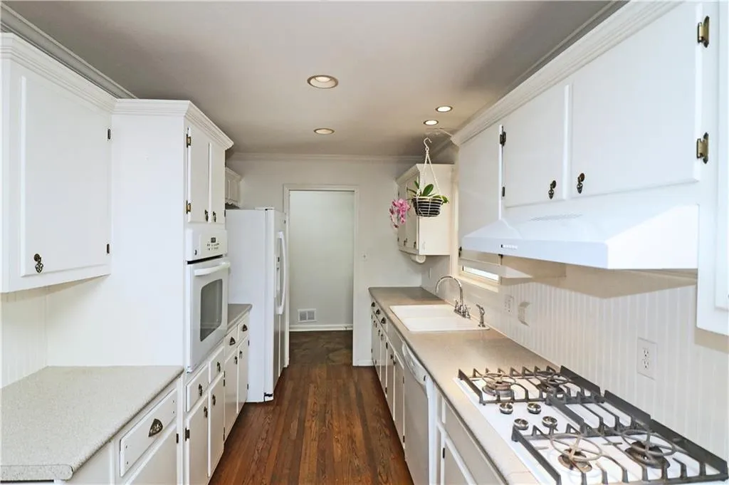675 Edgewater Trail, Sandy Springs, Georgia 30328, 4 Bedrooms Bedrooms, ,3 BathroomsBathrooms,Residential,Sold,675 Edgewater Trail,6921682