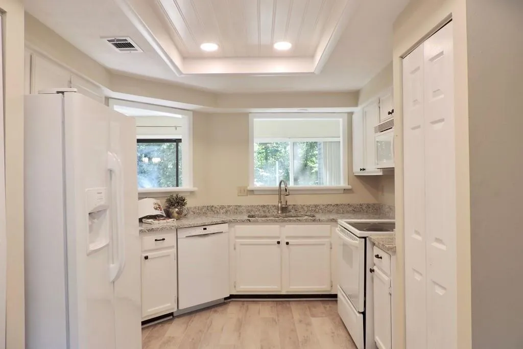 64 Dunwoody Springs Drive, Atlanta, Georgia 30328, 2 Bedrooms Bedrooms, ,2 BathroomsBathrooms,Residential,Sold,64 Dunwoody Springs Drive,6627650
