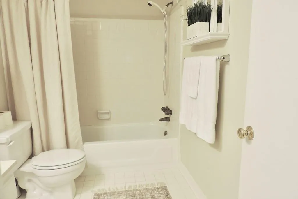 64 Dunwoody Springs Drive, Atlanta, Georgia 30328, 2 Bedrooms Bedrooms, ,2 BathroomsBathrooms,Residential,Sold,64 Dunwoody Springs Drive,6627650