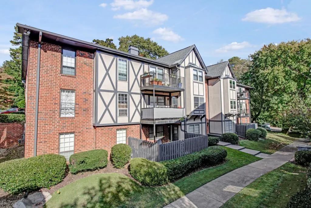 6851 Roswell Road Unit E-1, Sandy Springs, Georgia 30328, 3 Bedrooms Bedrooms, ,2 BathroomsBathrooms,Residential,Sold,6851 Roswell Road Unit E-1,7130156