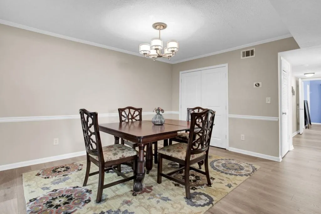 6851 Roswell Road Unit E-1, Sandy Springs, Georgia 30328, 3 Bedrooms Bedrooms, ,2 BathroomsBathrooms,Residential,Sold,6851 Roswell Road Unit E-1,7130156