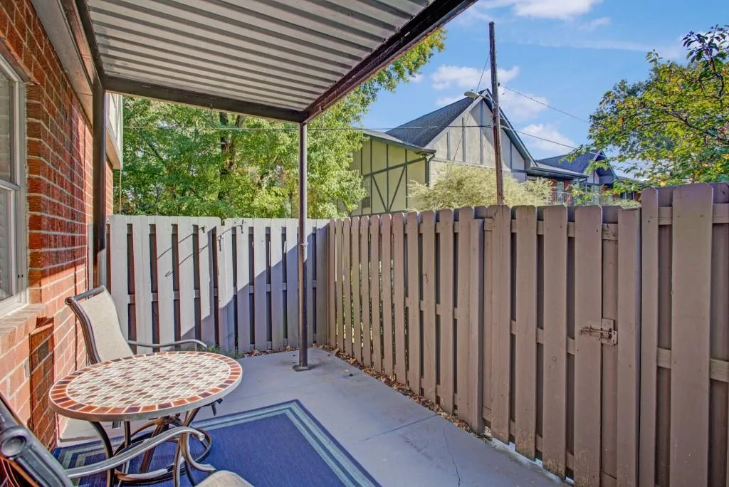 6851 Roswell Road Unit E-1, Sandy Springs, Georgia 30328, 3 Bedrooms Bedrooms, ,2 BathroomsBathrooms,Residential,Sold,6851 Roswell Road Unit E-1,7130156