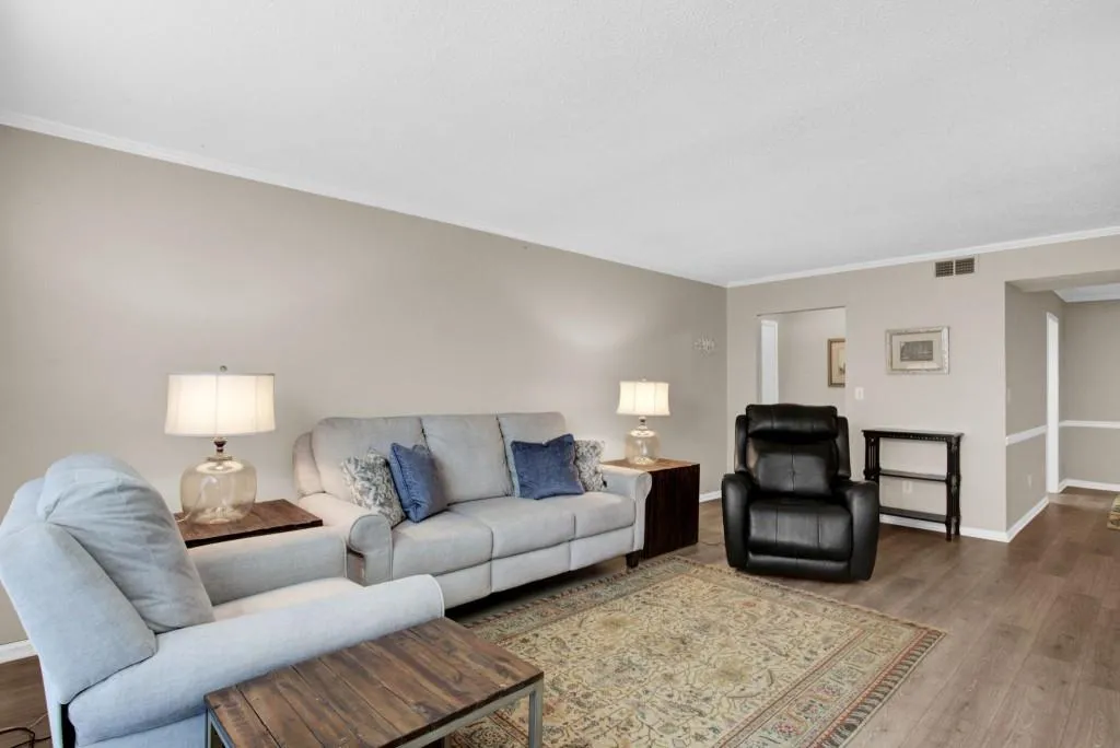 6851 Roswell Road Unit E-1, Sandy Springs, Georgia 30328, 3 Bedrooms Bedrooms, ,2 BathroomsBathrooms,Residential,Sold,6851 Roswell Road Unit E-1,7130156
