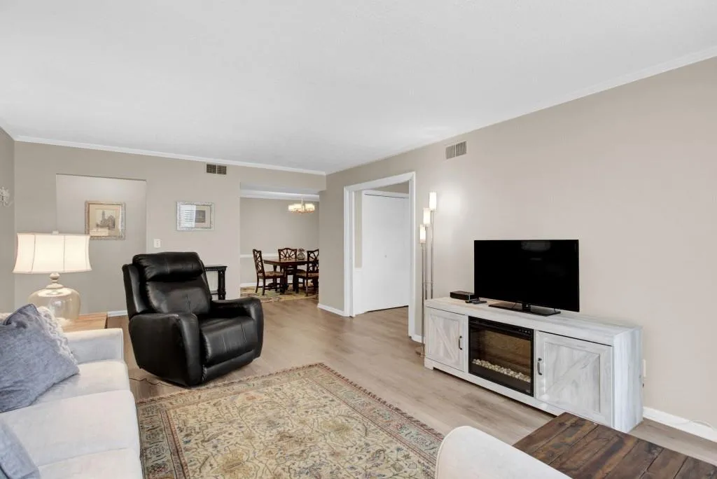 6851 Roswell Road Unit E-1, Sandy Springs, Georgia 30328, 3 Bedrooms Bedrooms, ,2 BathroomsBathrooms,Residential,Sold,6851 Roswell Road Unit E-1,7130156