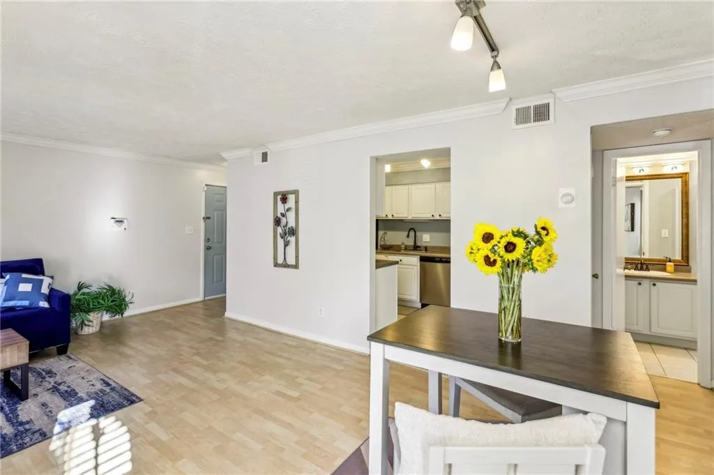 5153 Roswell Road Unit 10, Atlanta, Georgia 30342, 1 Bedroom Bedrooms, ,1 BathroomBathrooms,Residential,Sold,5153 Roswell Road Unit 10,7526071