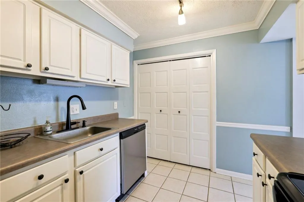 5153 Roswell Road Unit 10, Atlanta, Georgia 30342, 1 Bedroom Bedrooms, ,1 BathroomBathrooms,Residential,Sold,5153 Roswell Road Unit 10,7526071