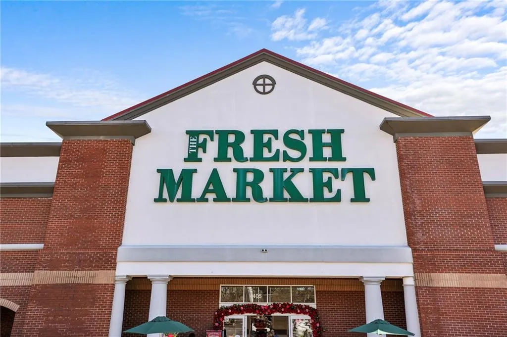 Convenient Shopping nearby!