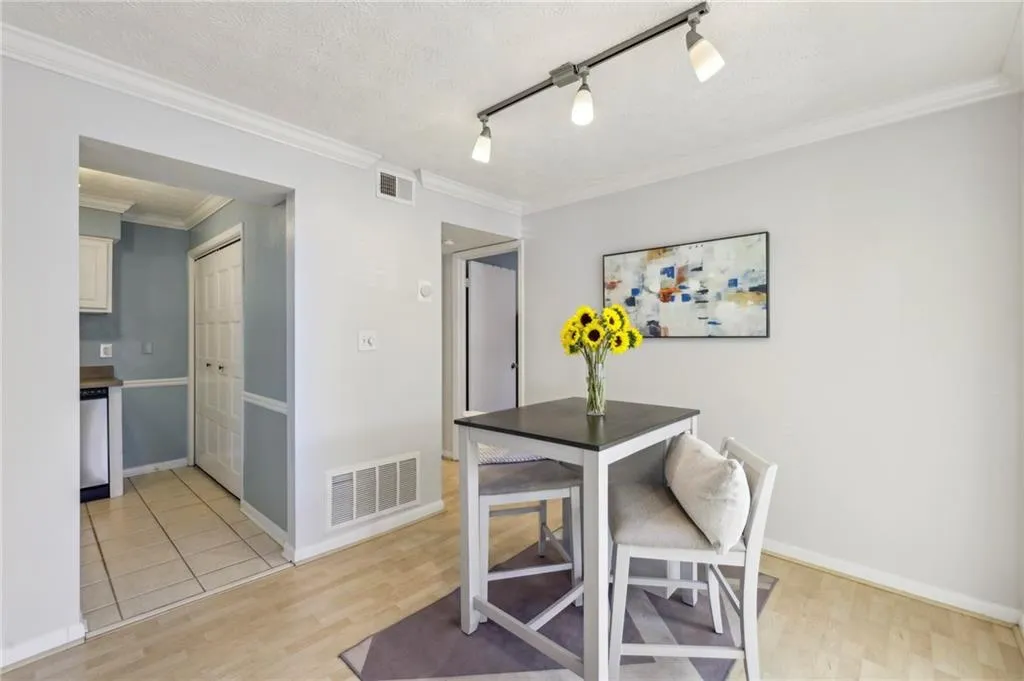 5153 Roswell Road Unit 10, Atlanta, Georgia 30342, 1 Bedroom Bedrooms, ,1 BathroomBathrooms,Residential,Sold,5153 Roswell Road Unit 10,7526071