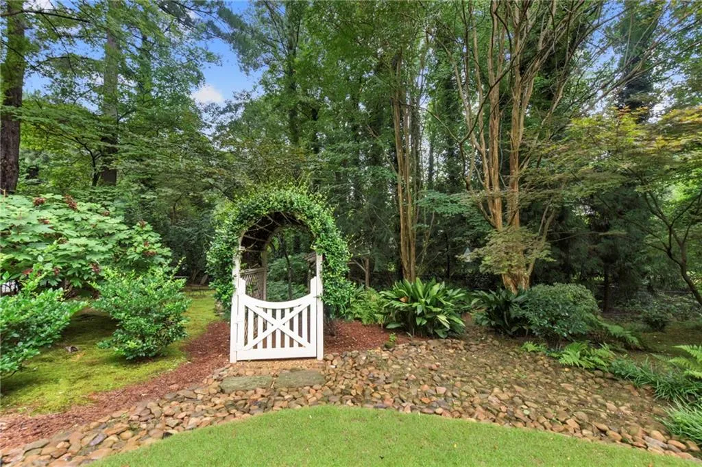 140 Tamarisk Drive, Atlanta, Georgia 30342, 5 Bedrooms Bedrooms, ,4 BathroomsBathrooms,Residential,Sold,140 Tamarisk Drive,6770826