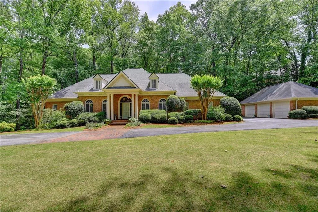 3000 Spalding Drive, Sandy Springs, Georgia 30350, 5 Bedrooms Bedrooms, ,4 BathroomsBathrooms,Residential,Sold,3000 Spalding Drive,6724112